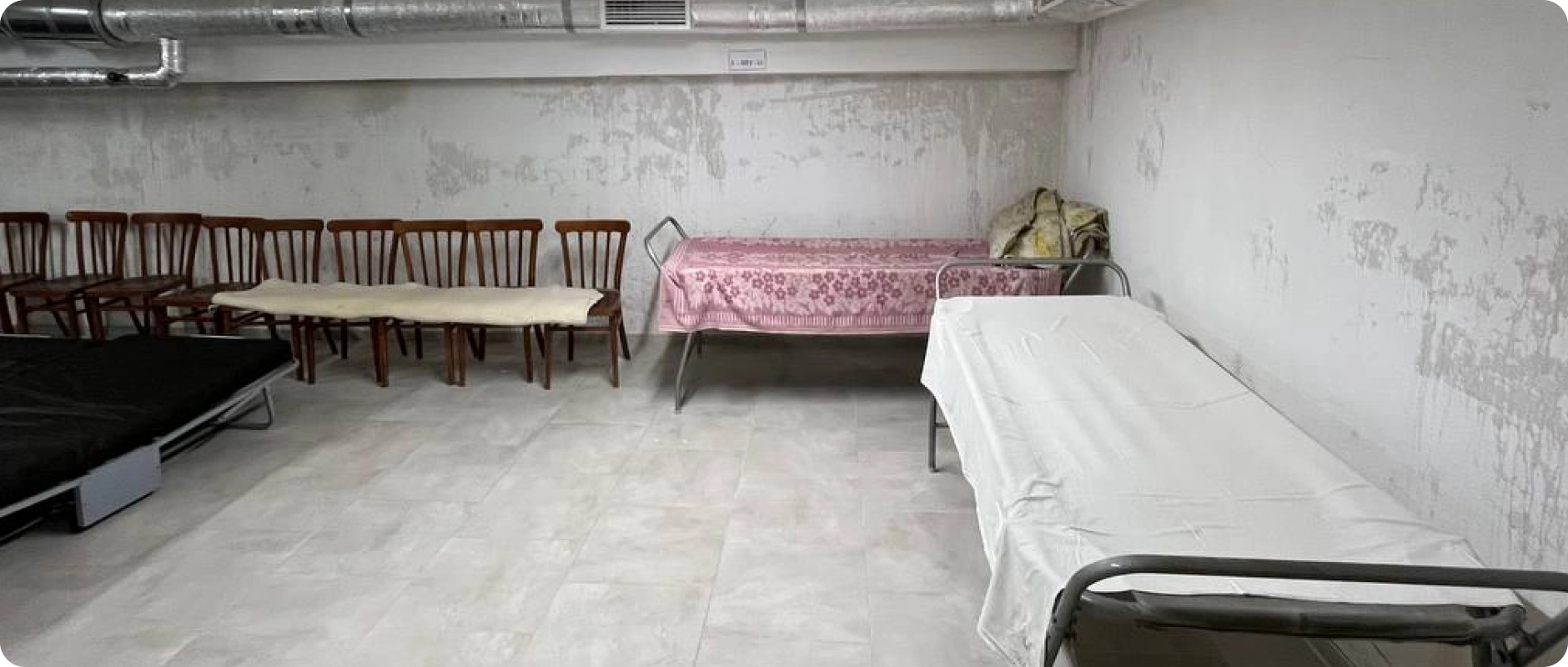 Фотографія внутрішнього простору укриття